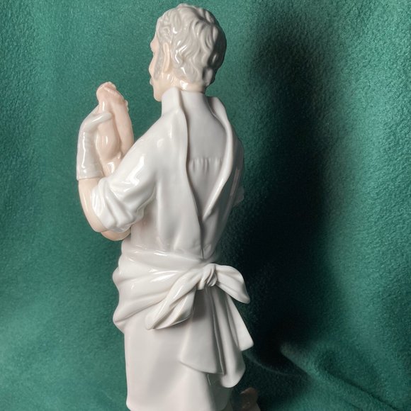 Lladro Obstetrician Doctor with Baby - Picture 3 of 10